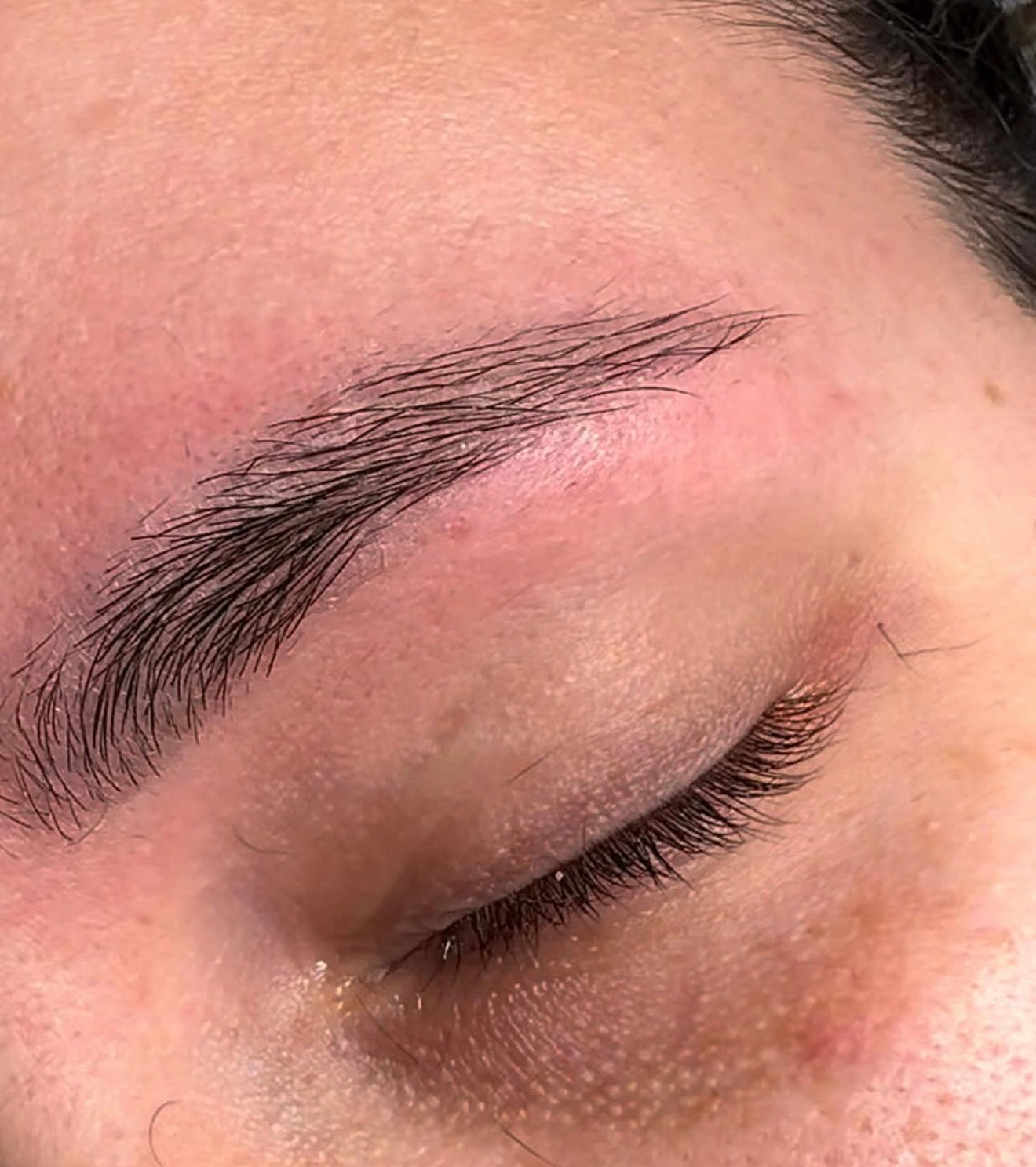 Depilazione sopracciglia con filo arabo